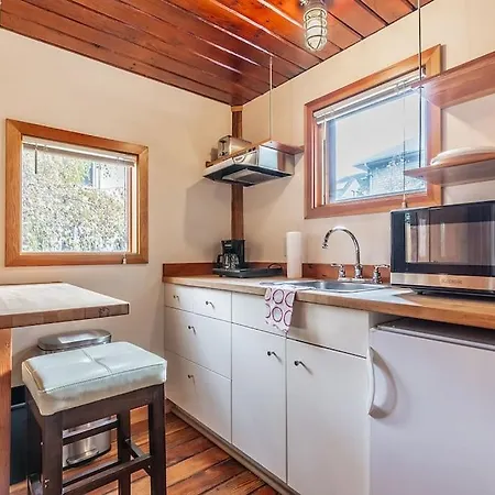 Charming Two-Level Retreat In Capitol Hill - Foxglove Inn